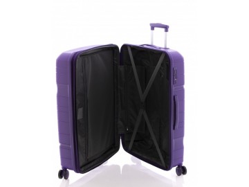Interér cestovního kufru je jednouchý, maximálně praktický