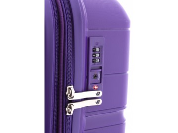 Pro cestování po světě je kufr opatřen TSA kombinačním zámkem.