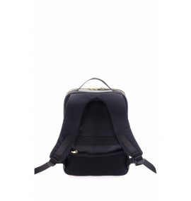 Na zadní straně batohu je zapínatelná kapsa pro nasunutí na madlo kufru