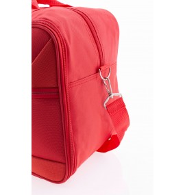 Cestovní tašku je možné nosit i přes rameno